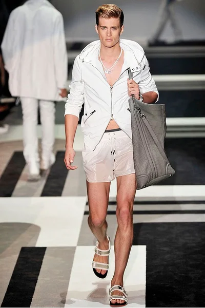 Look 16